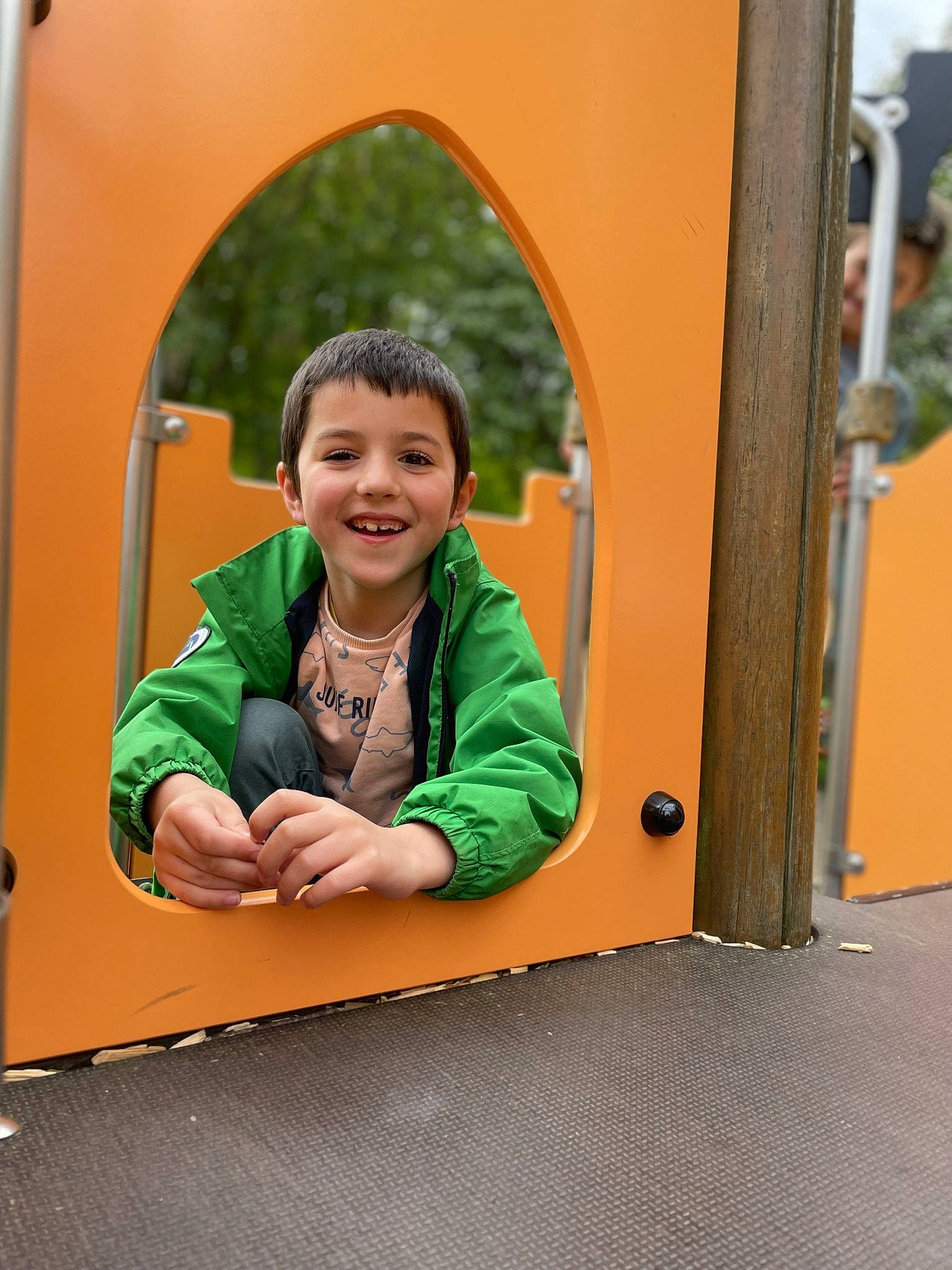 Malo a rejoint le concours — aidez-le/la à gagner de superbes lots ! child, chute, city, facial_expression, fun, grass, happy, jacket, joy, leisure, outdoor_play_equipment, person, play, playground, playground_slide, recreation, room, smile, t_shirt, toddler