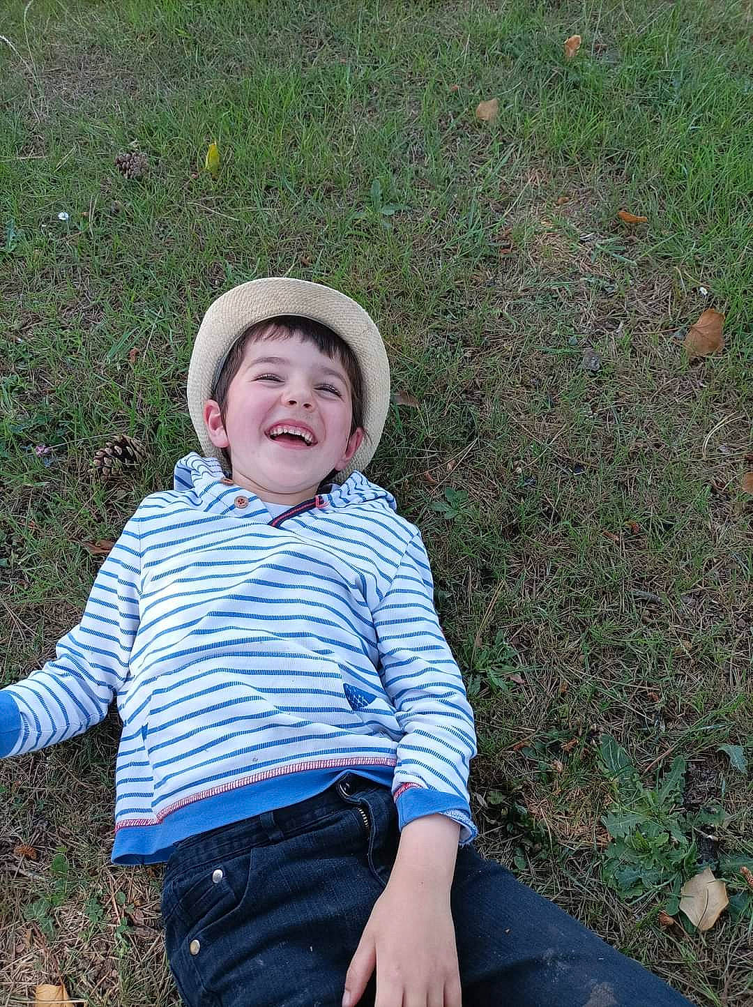 Malo participe au concours pour gagner de l'argent avec cette photo : baby_toddler_clothing, cap, child, electric_blue, eye, fun, grass, grass_family, happy, hat, joy, lawn, pattern, people_in_nature, person, photograph, plant, sitting, sleeve, smile