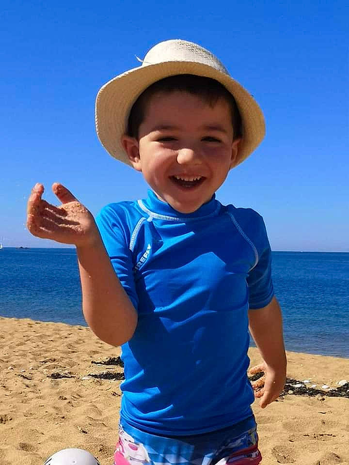Malo participe au concours pour gagner de l'argent avec cette photo : azure, beach, blue, facial_expression, gesture, happy, hat, human, human_body, joy, light, natural_environment, people_in_nature, people_on_beach, person, photograph, sky, smile, sun_hat, vertebrate