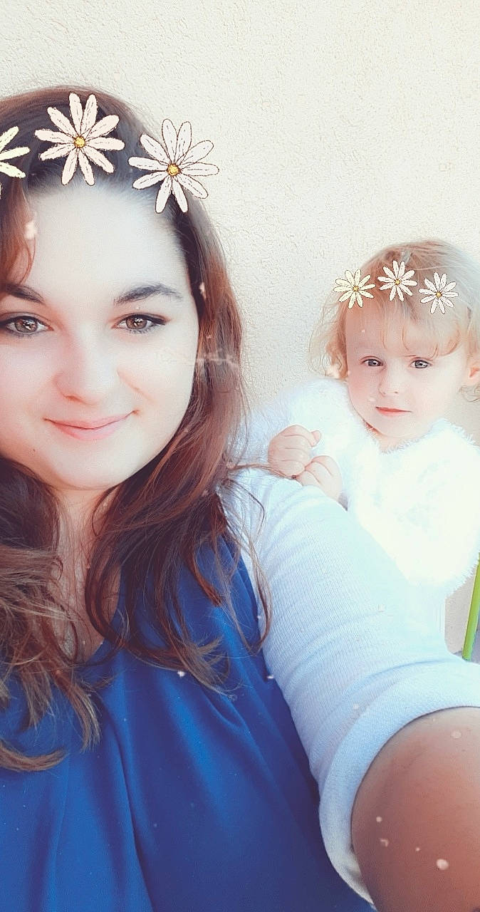 Carla a rejoint le concours — aidez-le/la à gagner de superbes lots ! blue, clothing, cool, dress, eye, eyebrow, eyelash, face, flash_photography, gesture, happy, head, headband, headgear, headpiece, iris, joy, lip, person, skin