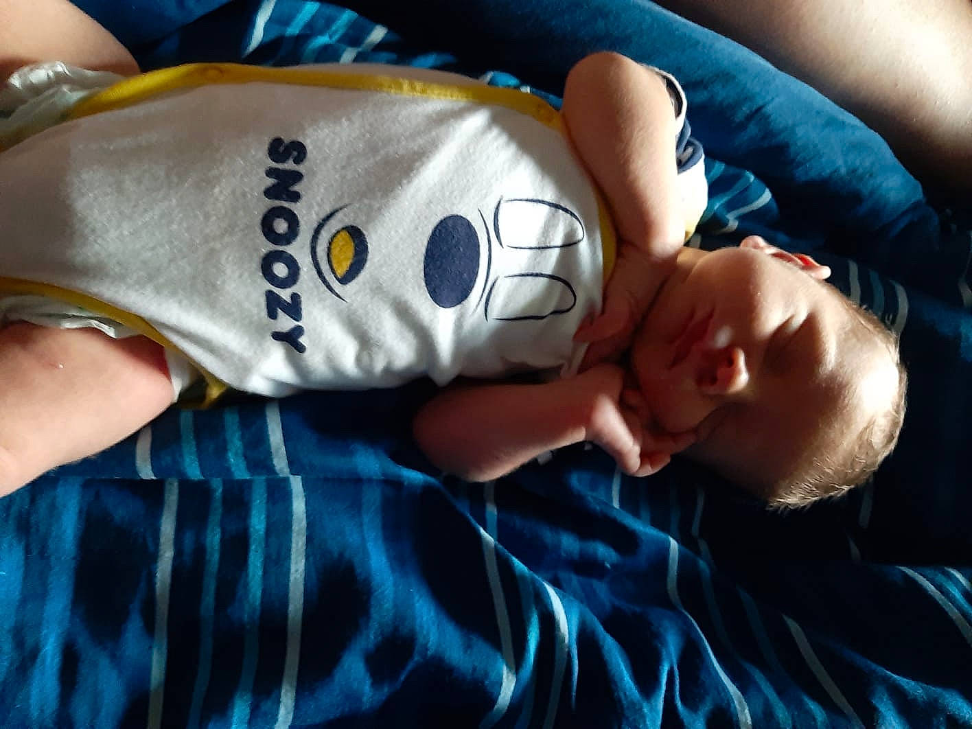 Aymeric participe au concours pour gagner de l'argent avec cette photo : baby, baby_toddler_clothing, blue, comfort, elbow, electric_blue, eyewear, finger, grass, head, human_body, human_leg, knee, person, personal_protective_equipment, sitting, sleeve, sunglasses, thigh, toddler