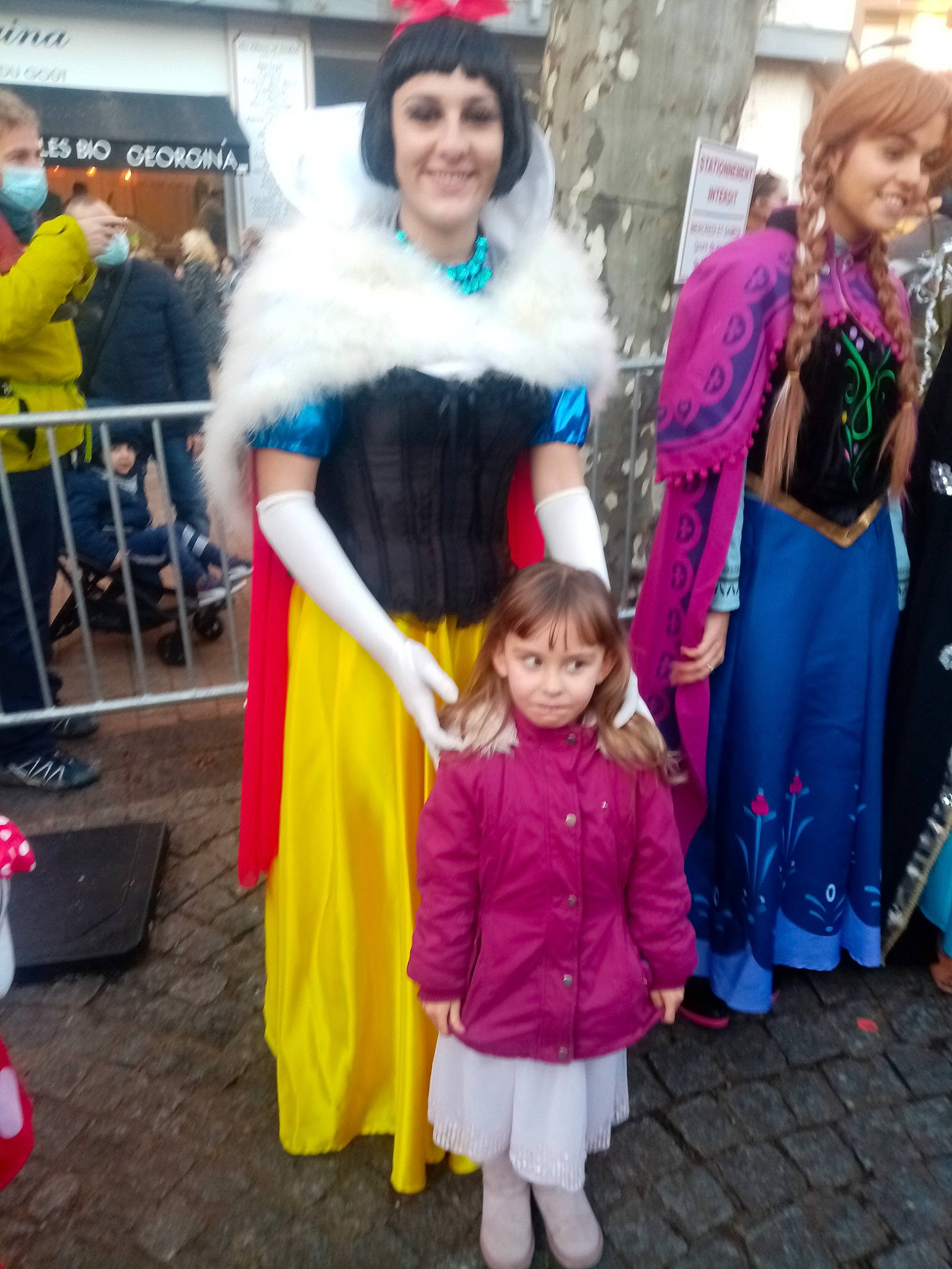 Inea Kilia Sia participe au concours pour gagner de l'argent avec cette photo : child, clothing, costume, costume_hat, event, fun, fur, fur_clothing, hat, headwear, holiday, joy, magenta, necklace, outerwear, person, pink, public_event, purple, smile