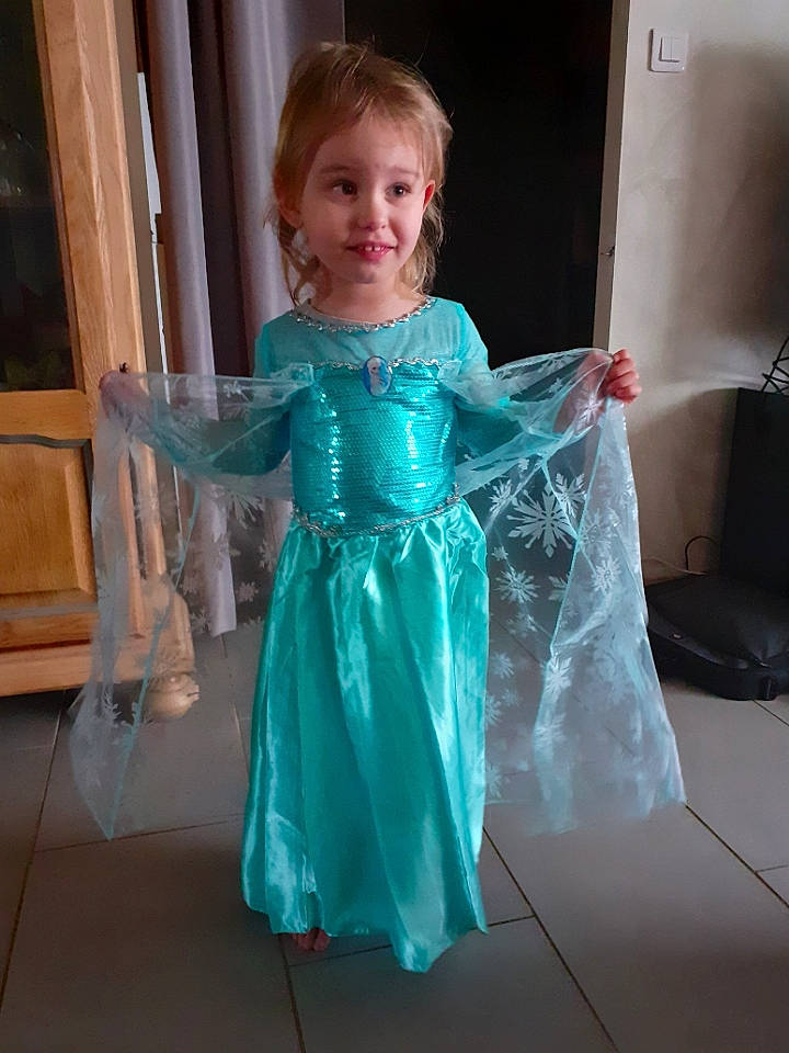 Inea Kilia Sia a rejoint le concours — aidez-le/la à gagner de superbes lots ! bridal_accessory, day_dress, dress, embellishment, event, face, fashion_design, formal_wear, gown, hair, happy, head, long_hair, mythical_creature, one_piece_garment, person, satin, sleeve, smile, toddler