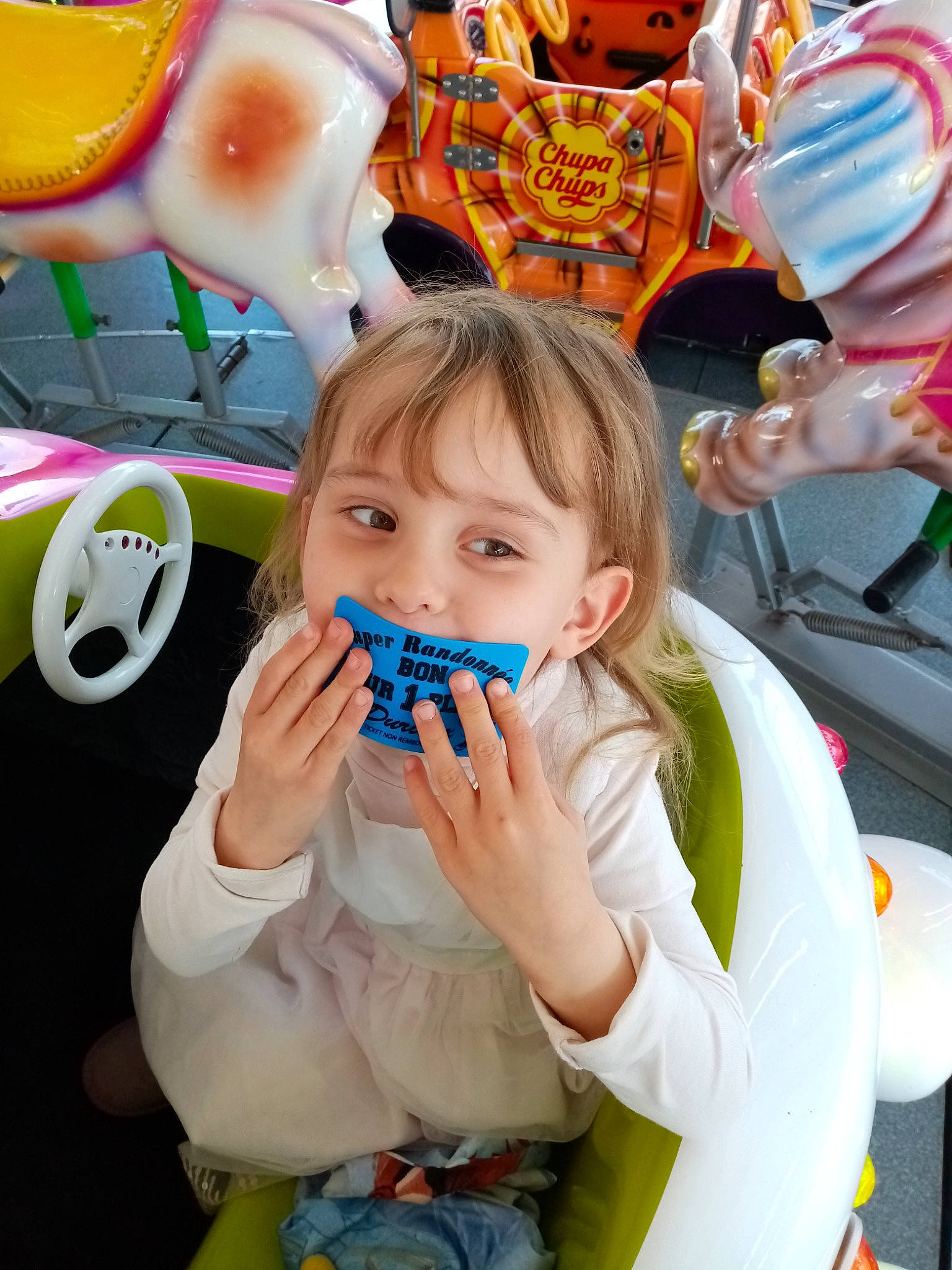 Inea Kilia Sia participe au concours pour gagner de l'argent avec cette photo : baby_toddler_clothing, birthday, cake, child, dessert, event, fun, gesture, happy, icing, leisure, people, person, photograph, pink, plate, recreation, snapshot, summer, t_shirt