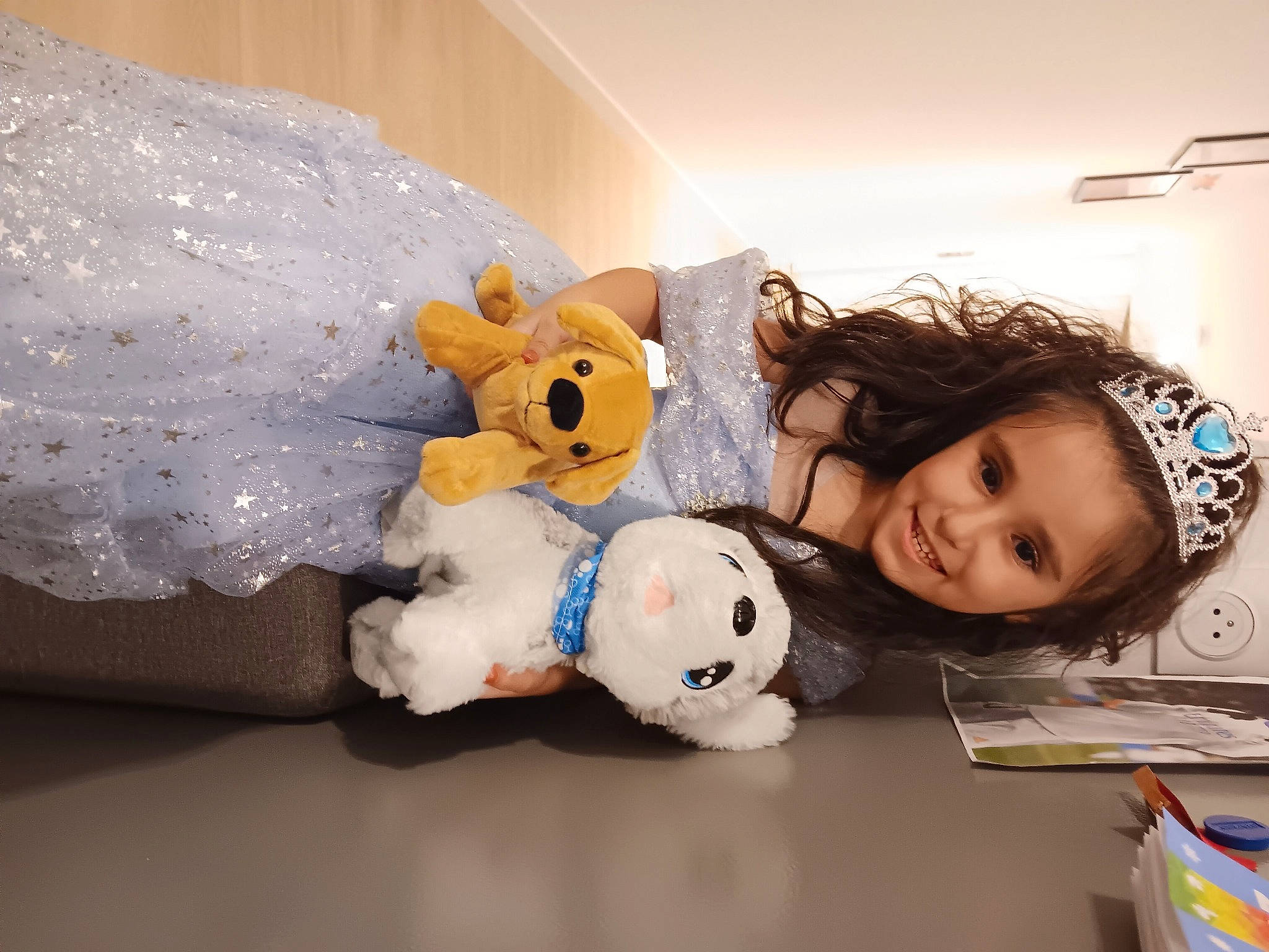Oihana a rejoint le concours — aidez-le/la à gagner de superbes lots ! child, comfort, flooring, fur, happy, joy, person, plush, room, sitting, smile, stuffed_toy, teddy_bear, textile, toddler, toy