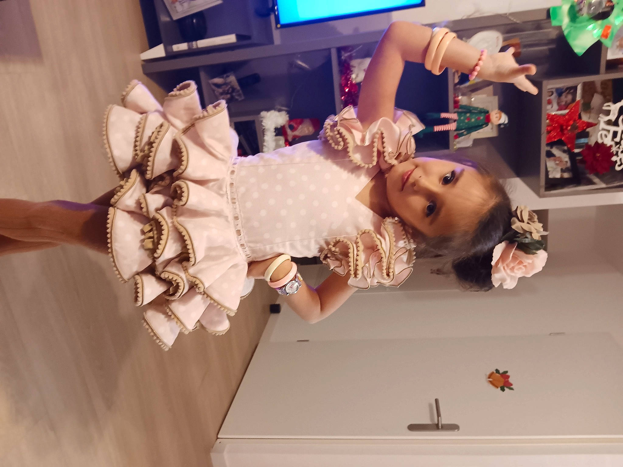 Oihana a rejoint le concours — aidez-le/la à gagner de superbes lots ! art, child, display_device, dress, event, eyewear, fashion_design, fun, headpiece, human_leg, joy, person, room, smile, television, thigh, visual_arts