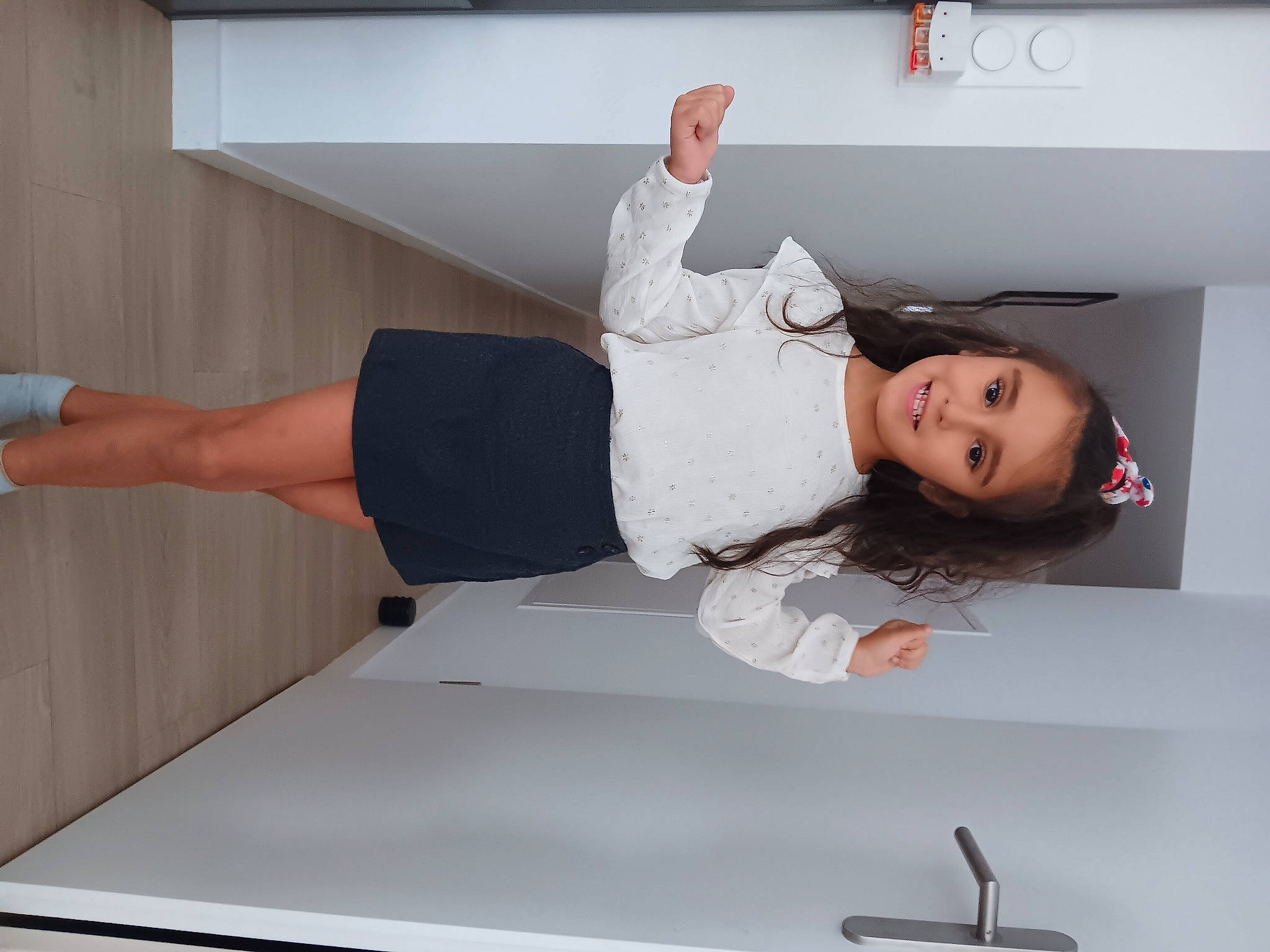 Oihana participe au concours pour gagner de l'argent avec cette photo : abdomen, automotive_design, balance, bed, bedding, comfort, elbow, fashion_design, gesture, human_leg, joint, joy, knee, linens, person, room, sleeve, sportswear, t_shirt, thigh