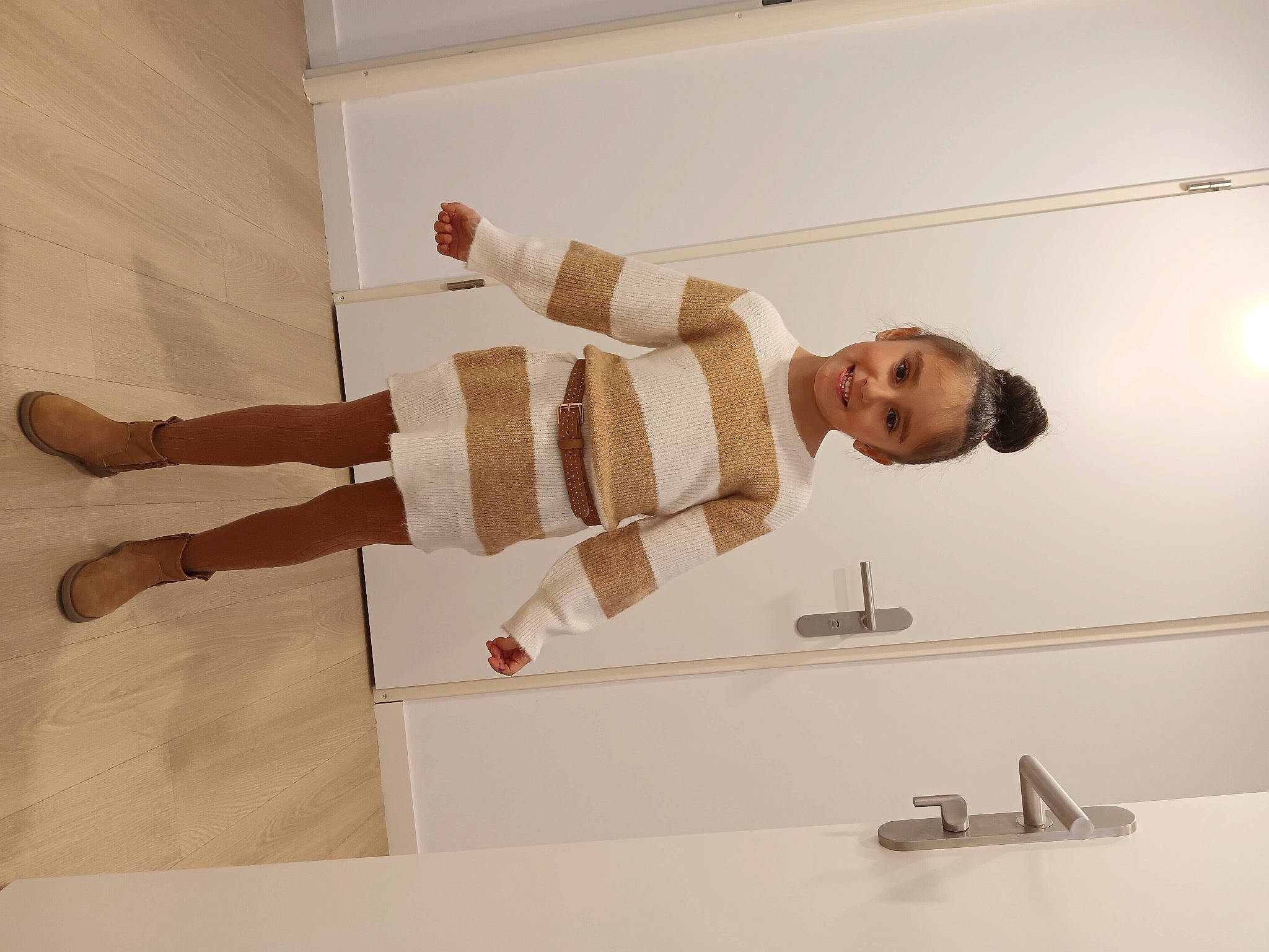 Oihana participe au concours pour gagner de l'argent avec cette photo : ceiling, elbow, eyewear, fashion_design, floor, flooring, foot, hardwood, human_leg, joy, knee, pattern, person, room, sandal, sleeve, sock, thigh, wood, wrist