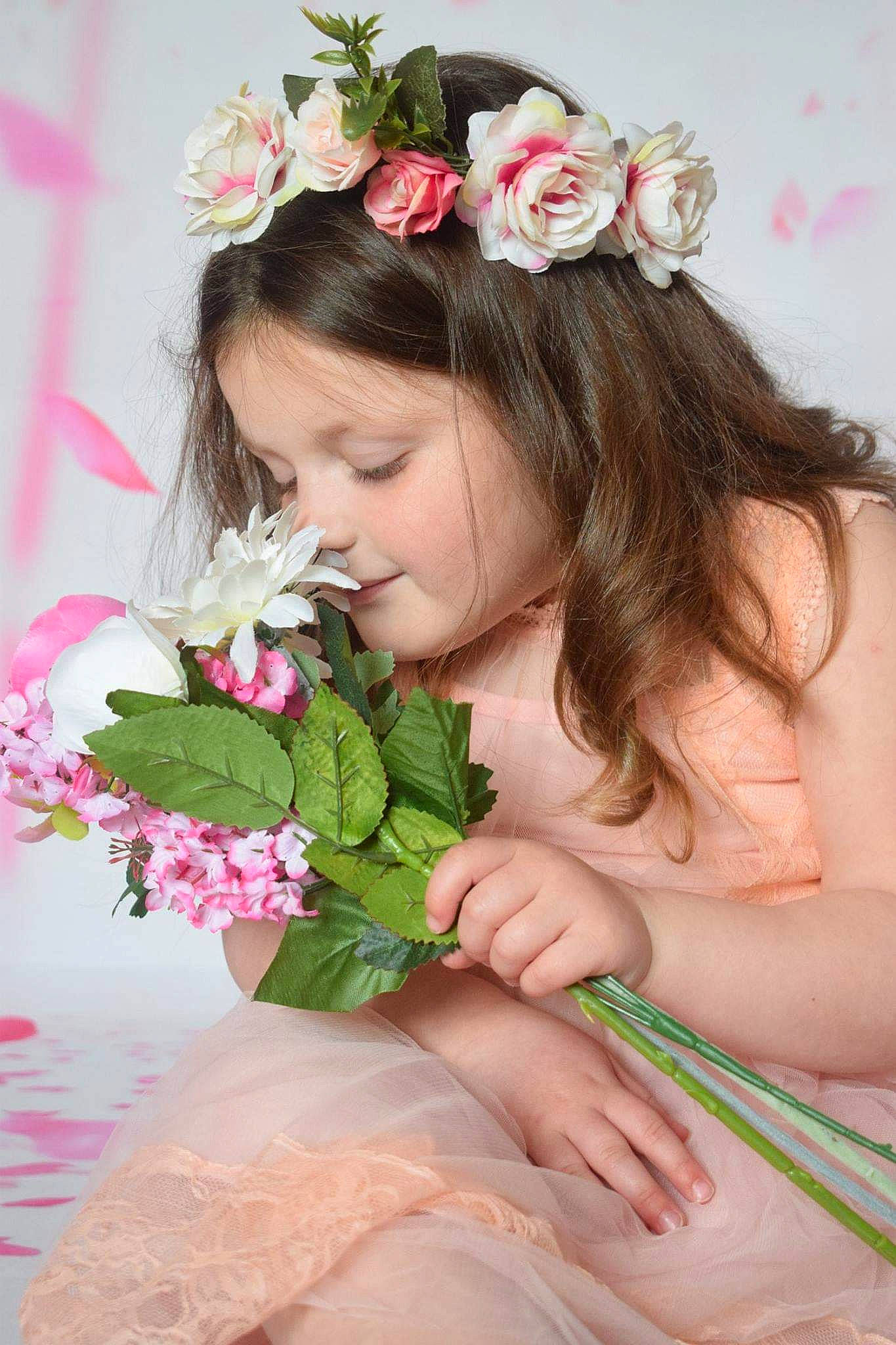 Noélyne a rejoint le concours — aidez-le/la à gagner de superbes lots ! bouquet, child, cut_flowers, fashion_accessory, flower, flower_arranging, hair_accessory, hand, headgear, headpiece, long_hair, person, petal, photography, pink, plant, skin, smile, wreath