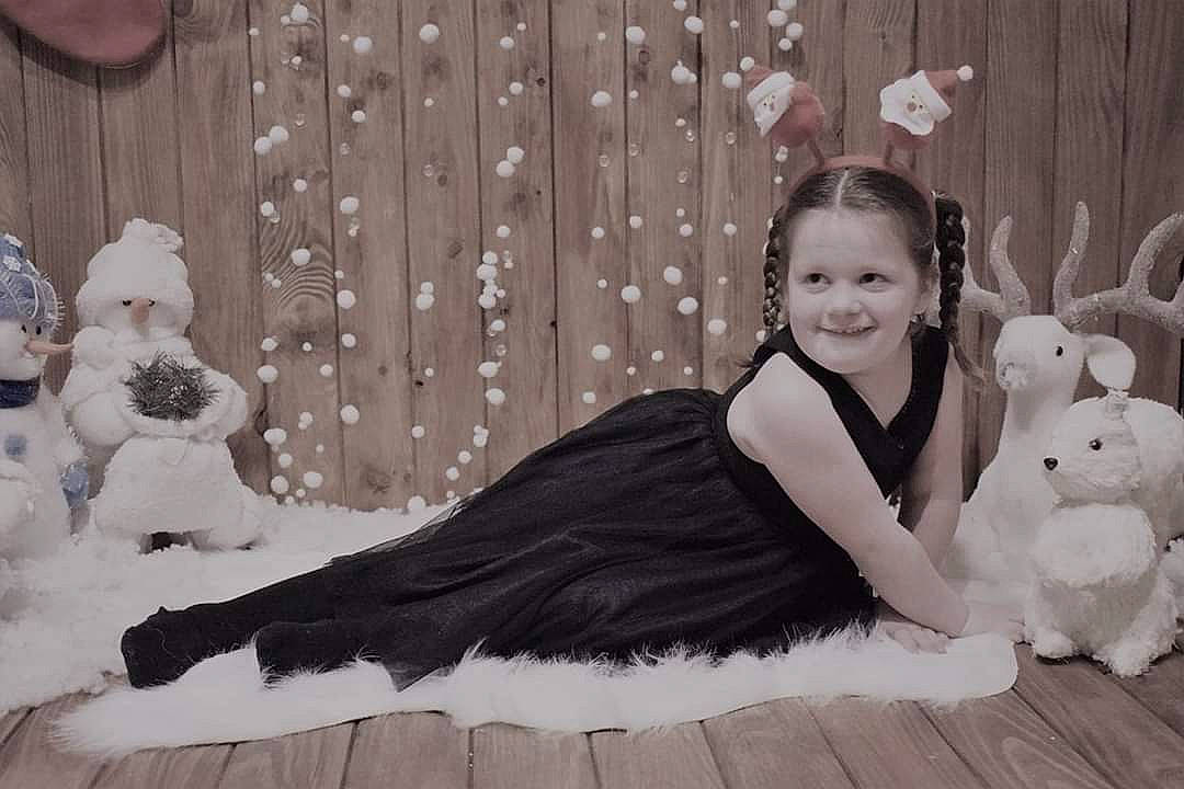 Noélyne a rejoint le concours — aidez-le/la à gagner de superbes lots ! black_and_white, child, costume, dress, fun, fur, happy, joy, monochrome_photography, person, photograph, sitting, smile, white