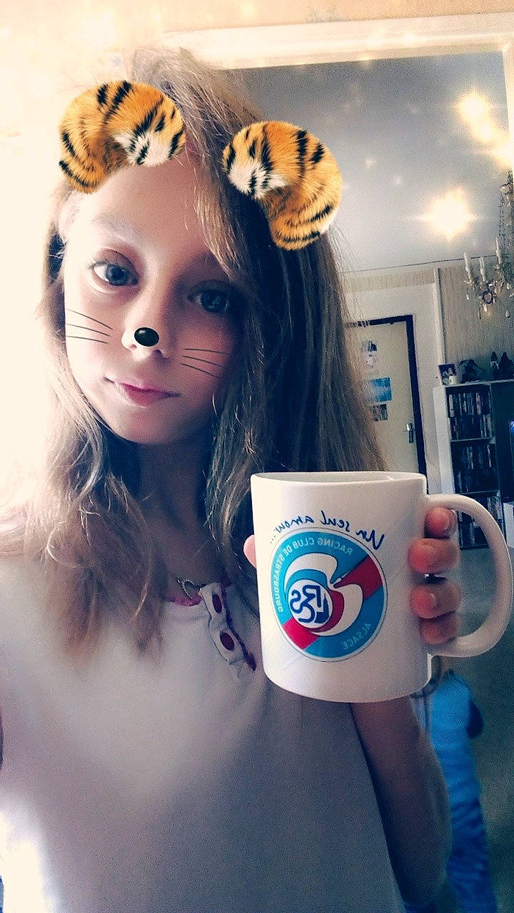 Morgane a rejoint le concours — aidez-le/la à gagner de superbes lots ! blue, brown_hair, cool, doll, ear, fun, girl, hair, hair_accessory, hair_coloring, hairstyle, human_hair_color, long_hair, person, product, selfie, skin, smile, textile