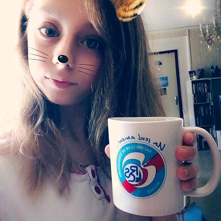 Morgane a rejoint le concours — aidez-le/la à gagner de superbes lots ! blue, brown_hair, cool, doll, ear, fun, girl, hair, hair_accessory, hair_coloring, hairstyle, human_hair_color, long_hair, person, product, selfie, skin, smile, textile