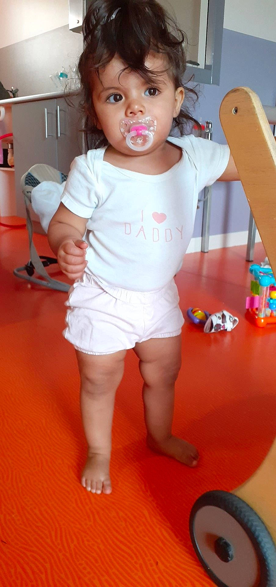 Aicha participe au concours pour gagner de l'argent avec cette photo : baby, baby_toddler_clothing, child, leg, person, play, potty_training, smile, standing, toddler