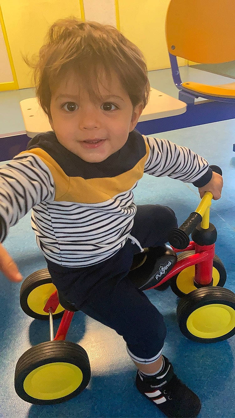 Nabil participe au concours pour gagner de l'argent avec cette photo : child, joy, person, play, toddler, yellow