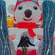 Theo participe au concours pour gagner de l'argent avec cette photo : accessories, boy, child, clothing, coat, footwear, glasses, glove, hat, jacket, male, mascot, nature, outdoors, pants, person, shoe, snow, snowman, winter