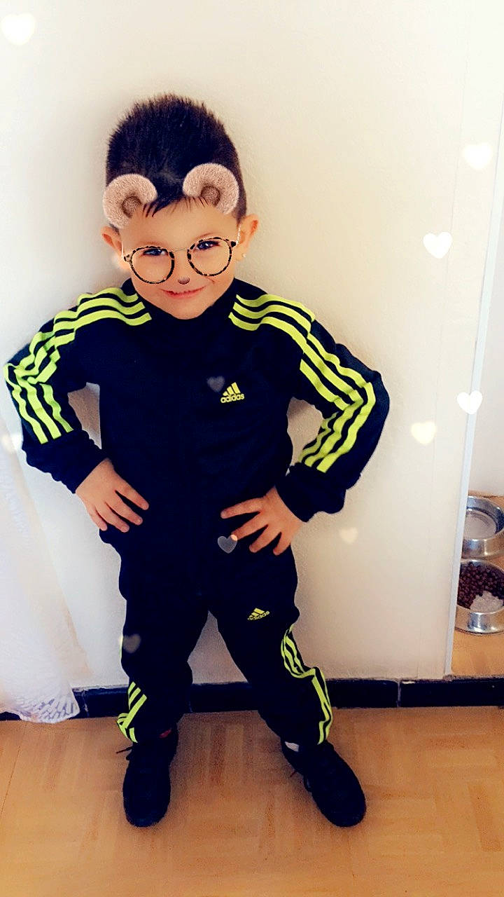 Tino participe au concours pour gagner de l'argent avec cette photo : black_hair, child, cool, costume, footwear, joy, leg, outerwear, person, shoe, sleeve, smile, sportswear, standing, t_shirt