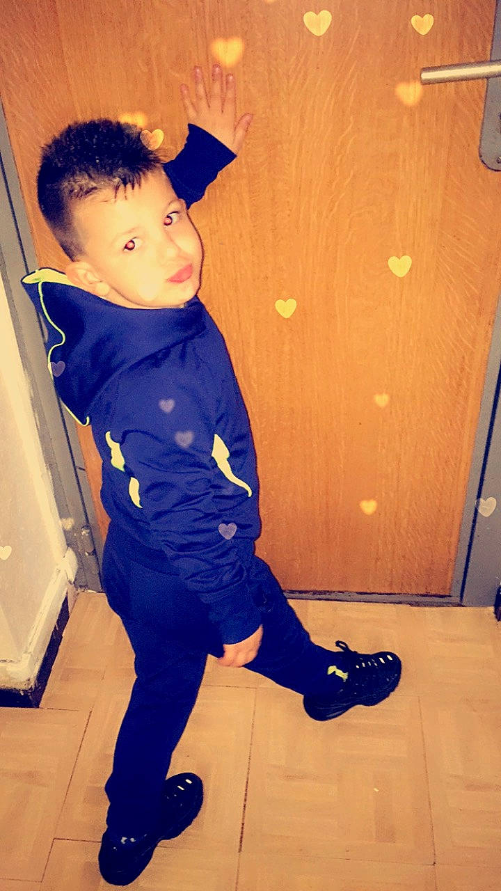 Tino participe au concours pour gagner de l'argent avec cette photo : child, leg, person, standing, toddler