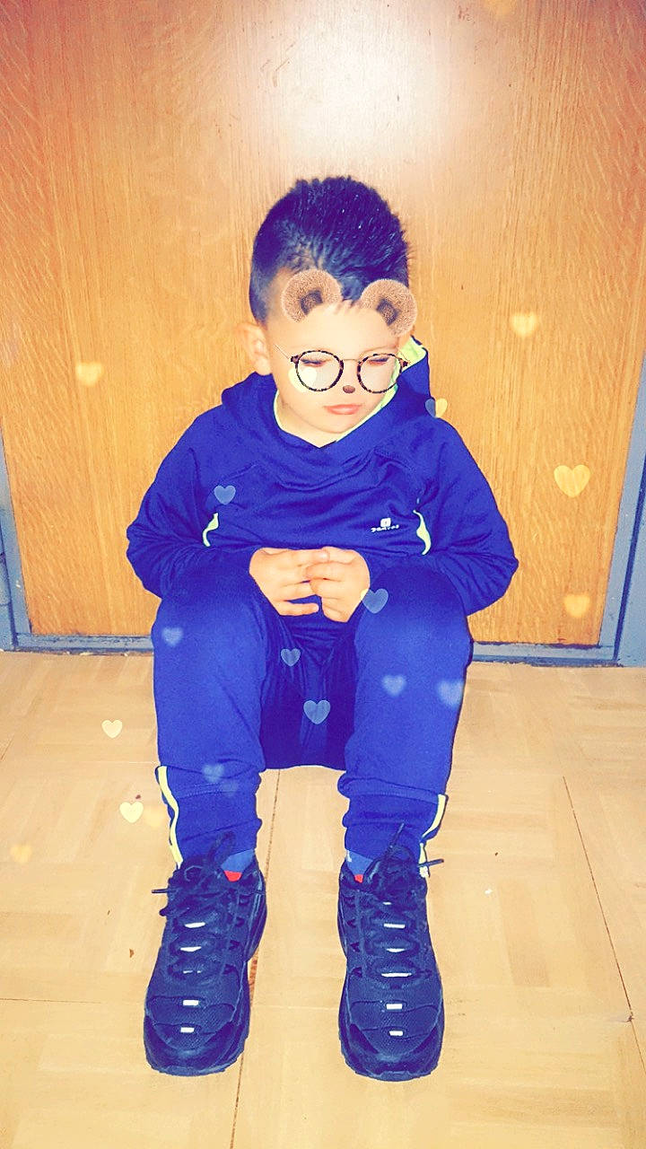 Tino participe au concours pour gagner de l'argent avec cette photo : blue, child, costume, electric_blue, footwear, fun, outerwear, person, smile, standing, toddler