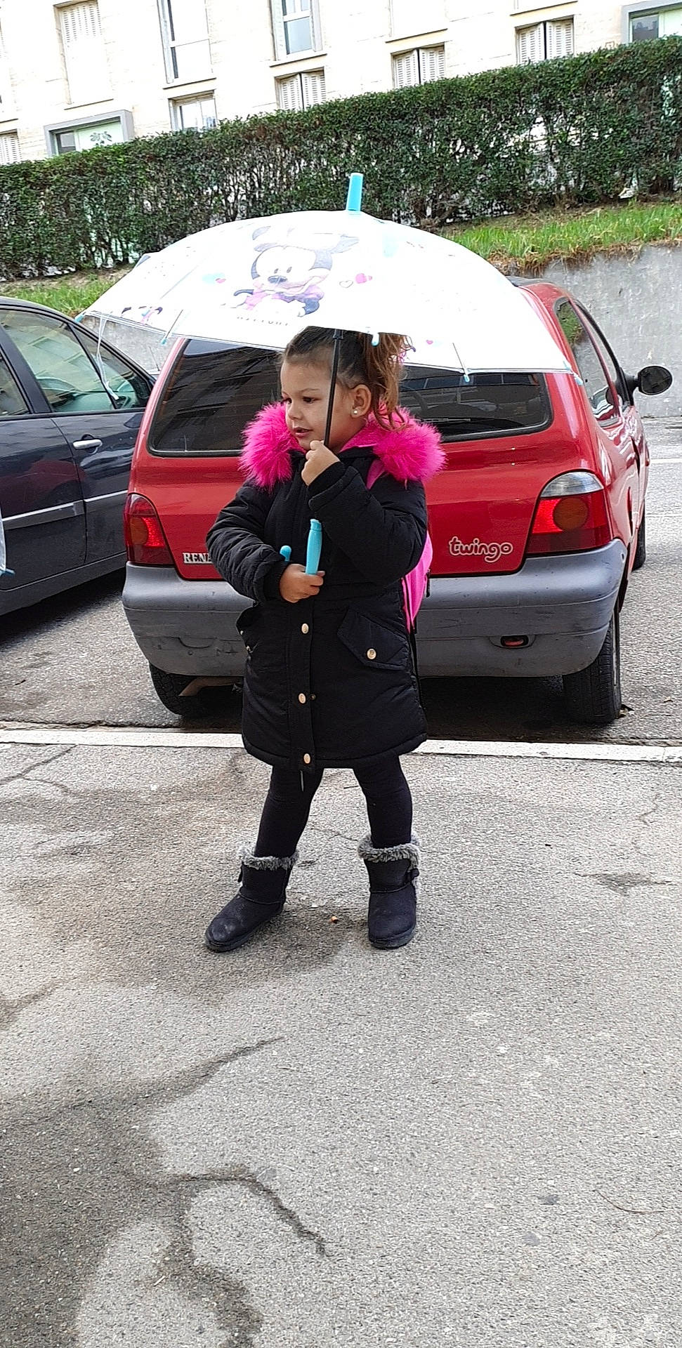 Melina participe au concours pour gagner de l'argent avec cette photo : automotive_window_part, car, city_car, compact_car, compact_mpv, family_car, outerwear, parking, person, pink, plant, subcompact_car, vehicle, vehicle_door