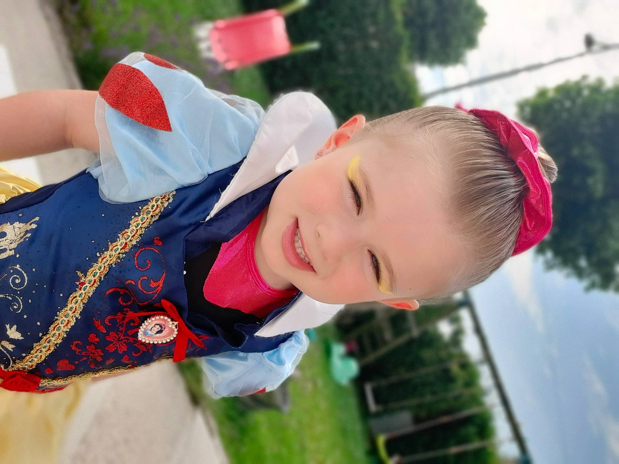 Eloïse participe au concours pour gagner de l'argent avec cette photo : carmine, child, event, fun, grass, happy, joy, leisure, pattern, people_in_nature, person, plant, smile, street_fashion, toddler, tradition, tree, uniform
