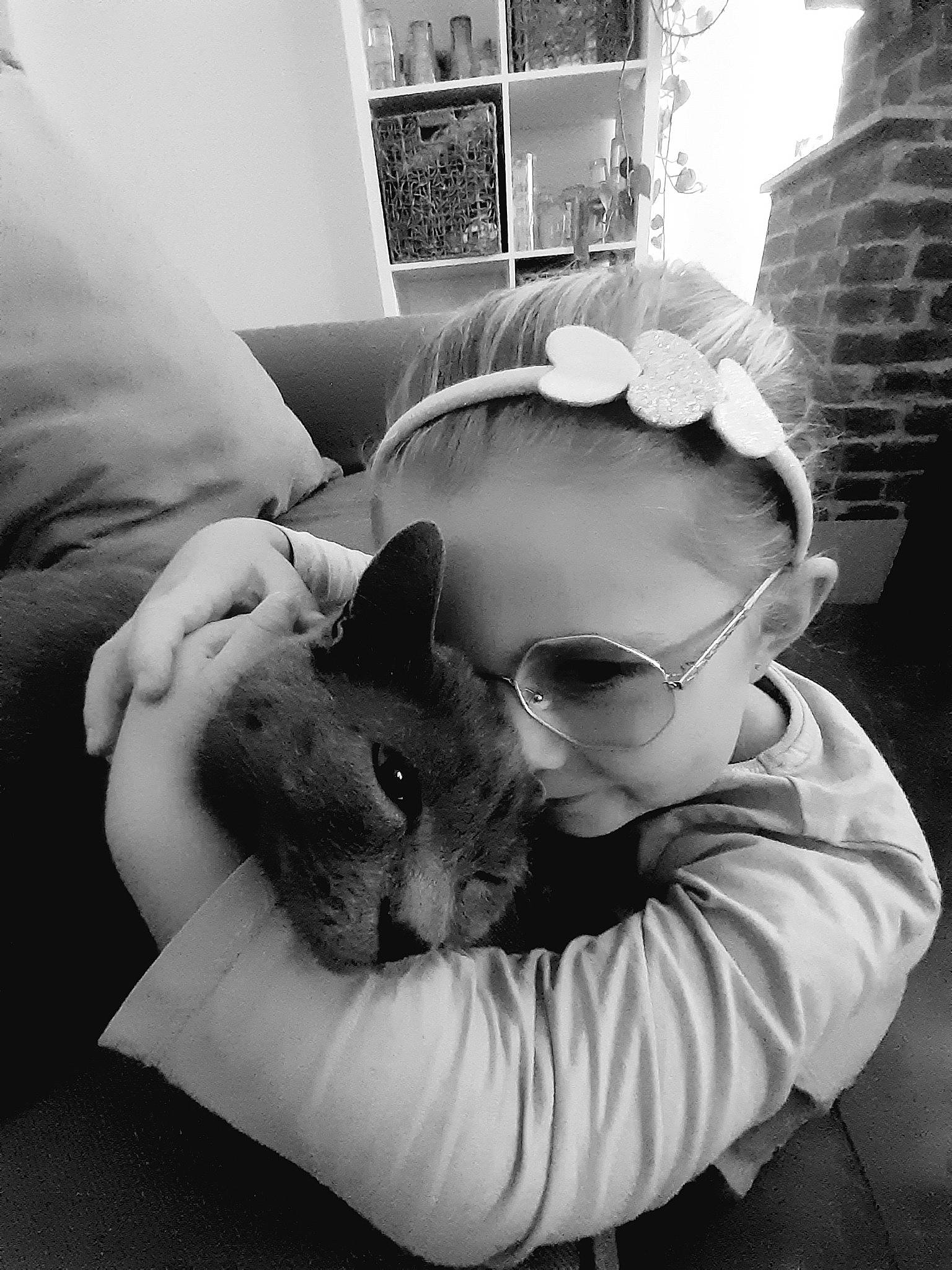 Eloïse a rejoint le concours — aidez-le/la à gagner de superbes lots ! black, black_and_white, carnivore, cat, comfort, companion_dog, couch, eyewear, felidae, gesture, glasses, goggles, monochrome, person, photograph, small_to_medium_sized_cats, style, sunglasses, vision_care, whiskers