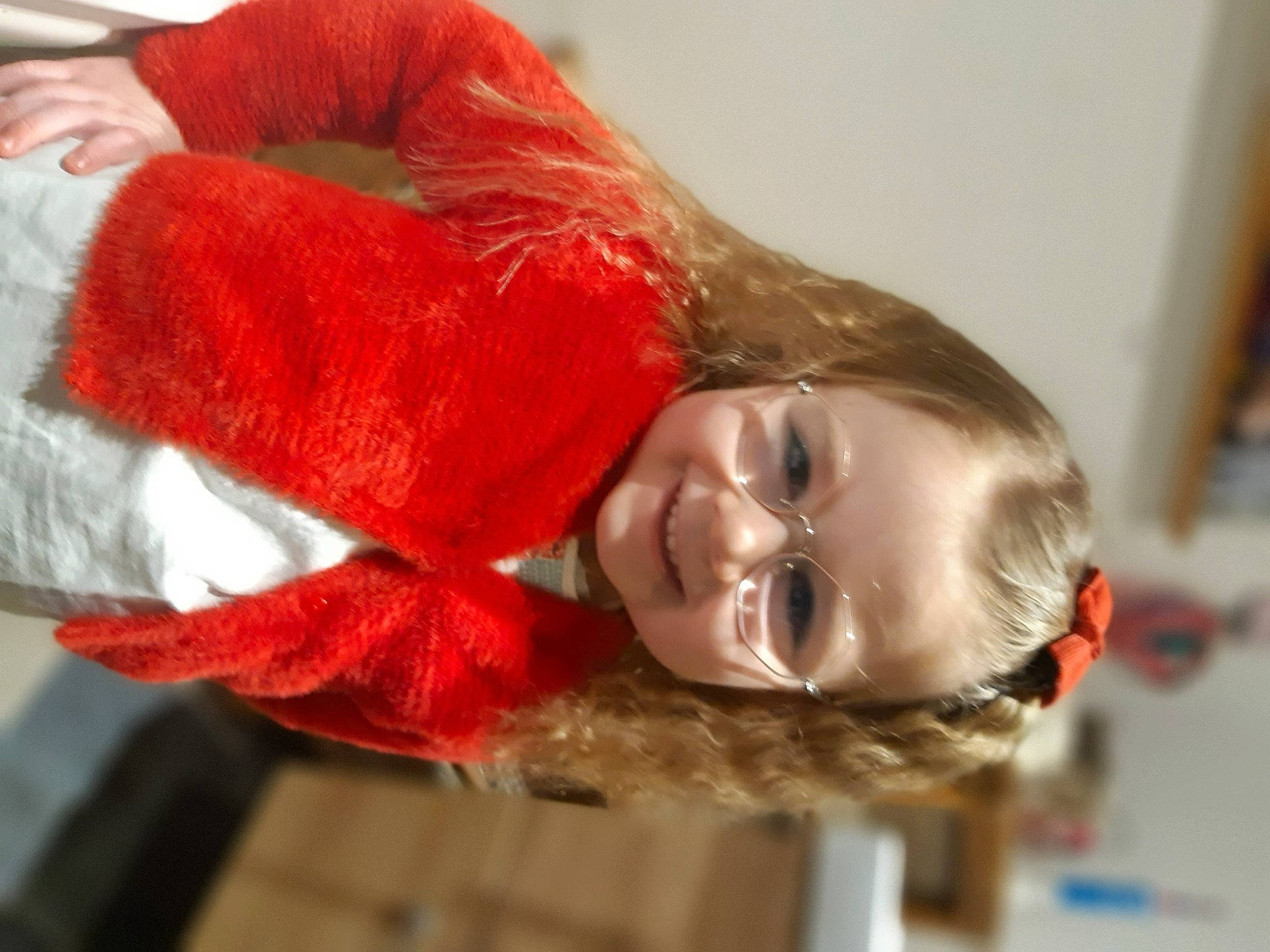 Eloïse a rejoint le concours — aidez-le/la à gagner de superbes lots ! carmine, child, christmas, costume, event, fashion_accessory, flesh, flooring, fun, fur, hair_coloring, happy, holiday, human_body, joy, mouth, person, smile, wood, wool