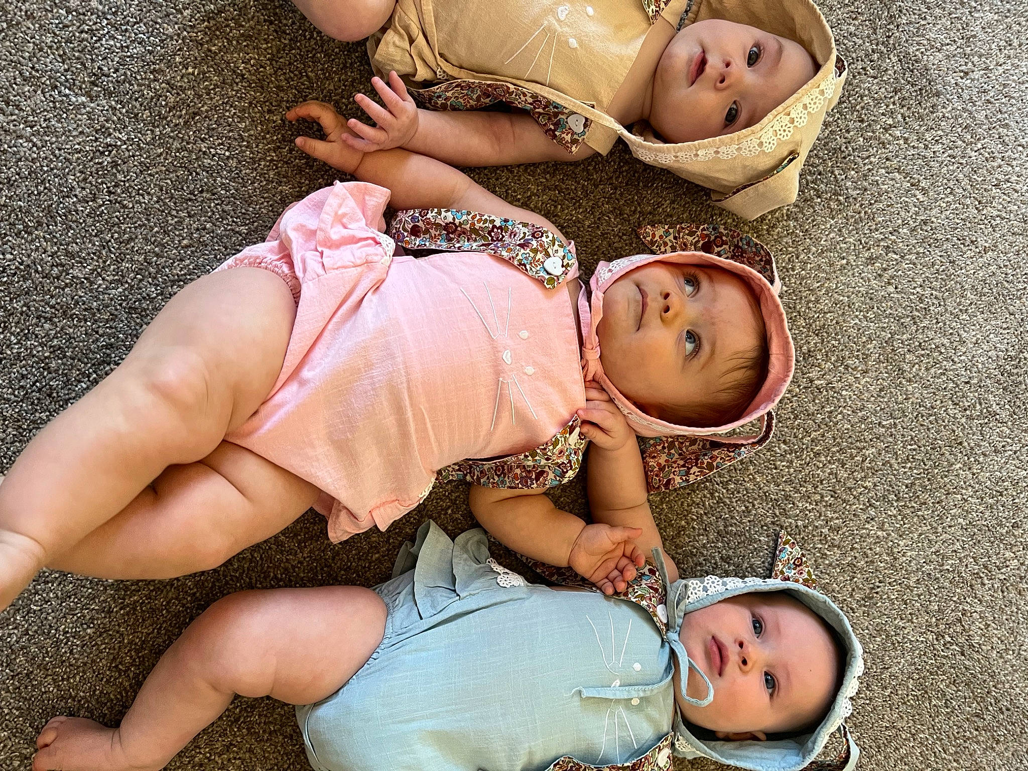 Penelope is registered to the contest to win money with this photo: abdomen, baby, baby_toddler_clothing, comfort, facial_expression, finger, fun, glasses, hand, happy, headwear, human_body, leg, people, person, photograph, playing_with_kids, product, skin, stomach