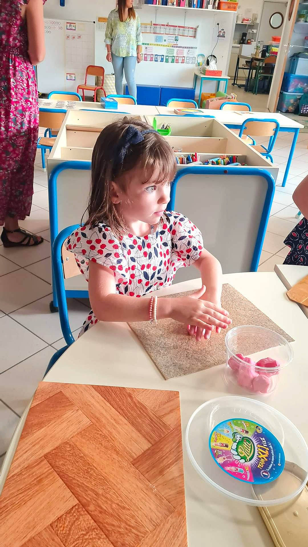 Tania a rejoint le concours — aidez-le/la à gagner de superbes lots ! blue, blurred, chair, child, flooring, fun, hardwood, leisure, person, plate, play, room, shelf, sitting, summer, t_shirt, table, tableware, toddler, vacation