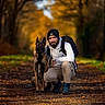 Raya a rejoint le concours — aidez-le/la à gagner de superbes lots ! adult, animal, backpack, backpacking, bag, canine, clothing, dog, face, head, male, man, pants, people, person, pet, photography, portrait, sitting, walkingdog