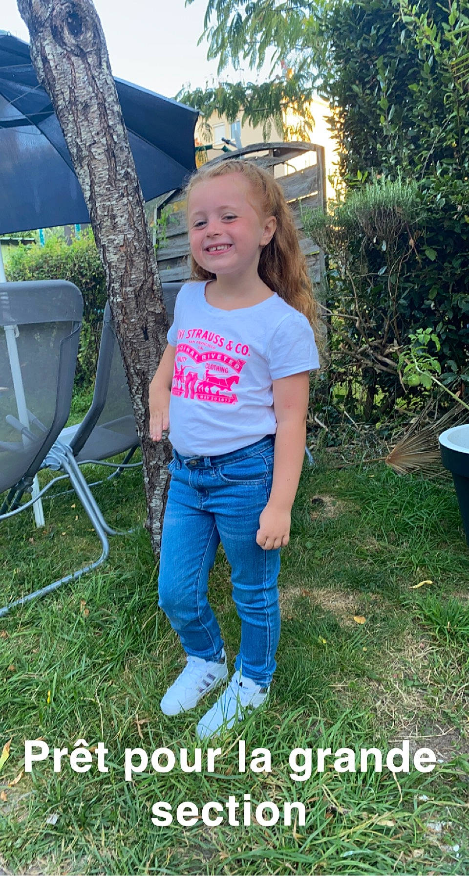 Kaïlie participe au concours pour gagner de l'argent avec cette photo : clothing, cool, denim, electric_blue, face, fun, grass, grass_family, green, happy, jeans, joy, leg, leisure, people_in_nature, person, plant, recreation, smile, t_shirt