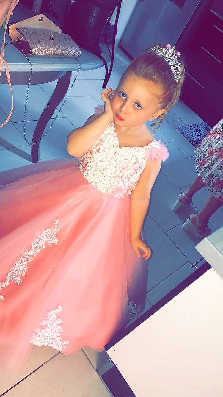 Kaïlie participe au concours pour gagner de l'argent avec cette photo : automotive_design, beauty, chair, child, dress, event, fashion_accessory, fashion_design, flooring, formal_wear, fun, gown, hairstyle, happy, leisure, magenta, person, pink, skin, toddler