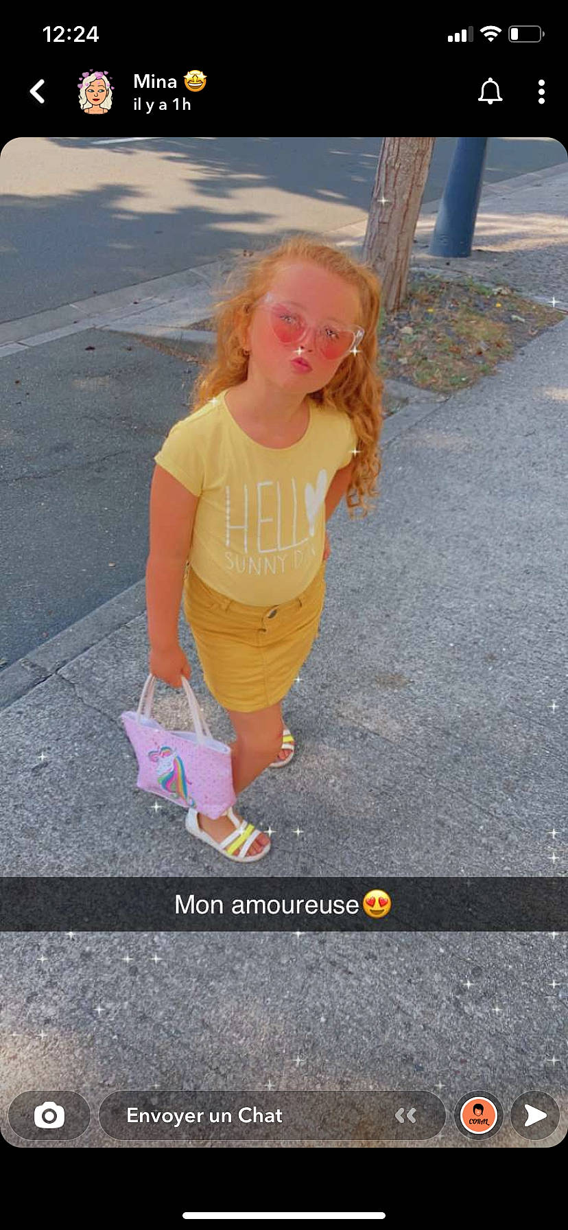 Kaïlie a rejoint le concours — aidez-le/la à gagner de superbes lots ! asphalt, blond, child, electric_blue, eyewear, facial_expression, fun, happy, human_leg, leisure, person, pink, play, recreation, road_surface, sand, sidewalk, sleeve, smile, t_shirt