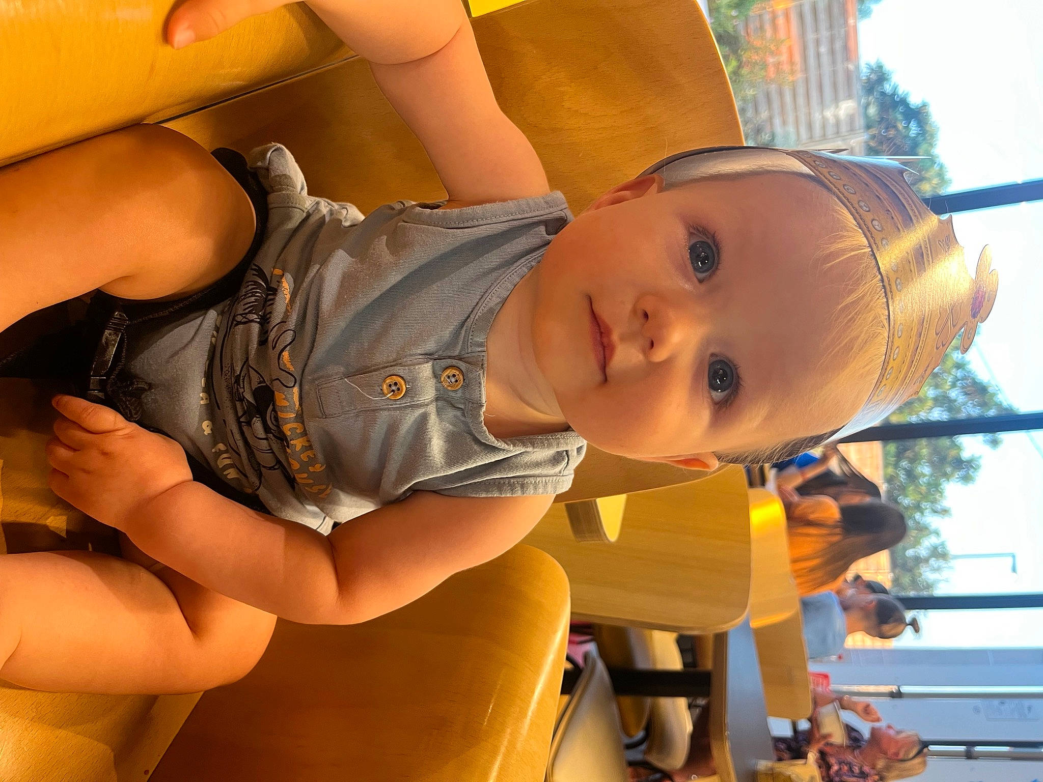 Elliot participe au concours pour gagner de l'argent avec cette photo : baby, child, elbow, face, fun, happy, head, human_leg, knee, leisure, orange, person, playground, recreation, shorts, sky, smile, sunglasses, thigh, toddler