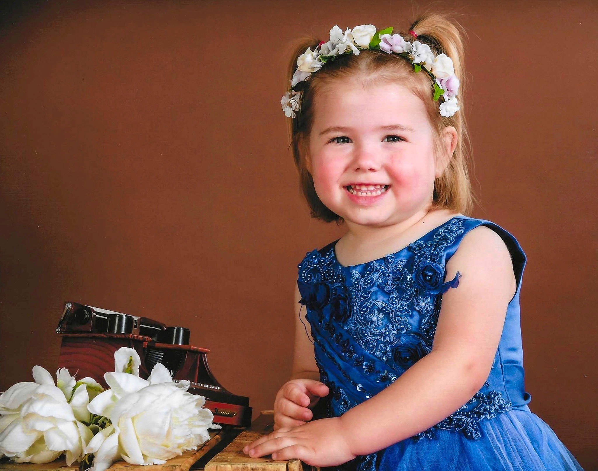 Zoé a rejoint le concours — aidez-le/la à gagner de superbes lots ! child, day_dress, dress, embellishment, event, flash_photography, flower, formal_wear, happy, headband, headpiece, iris, jewellery, joy, necklace, person, petal, rose, smile, toddler