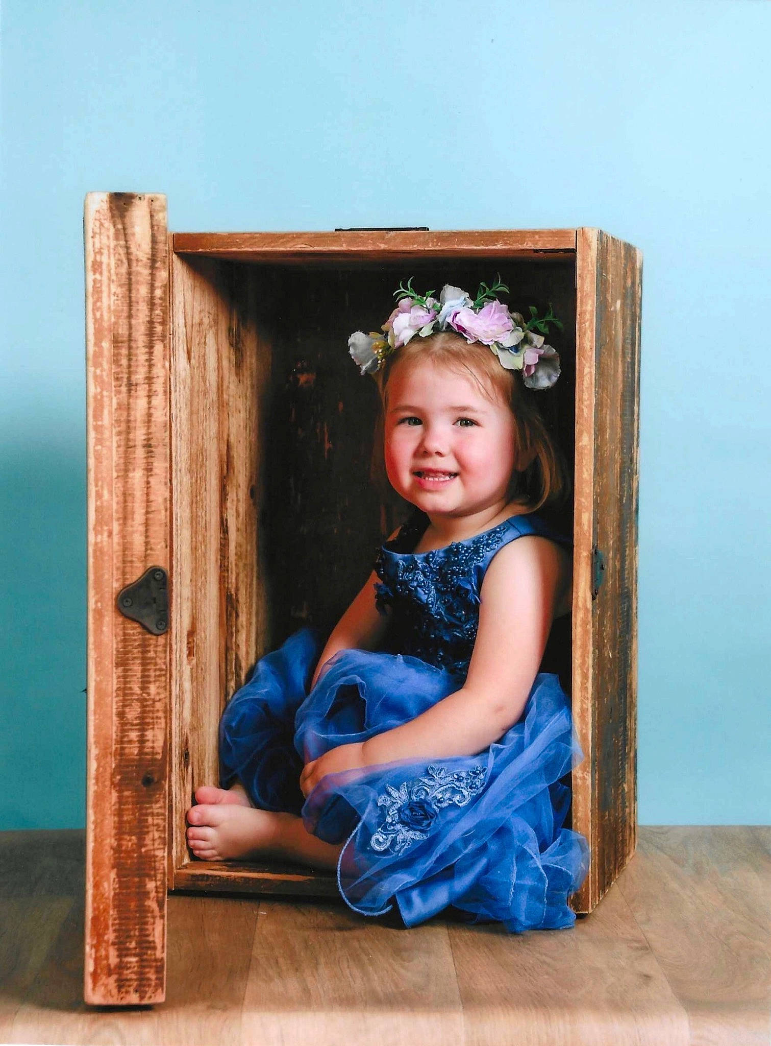 Zoé a rejoint le concours — aidez-le/la à gagner de superbes lots ! baby_toddler_clothing, child, electric_blue, flash_photography, fun, happy, hardwood, headband, headpiece, iris, jewellery, joy, leisure, people_in_nature, person, portrait_photography, sitting, sleeve, smile, toddler