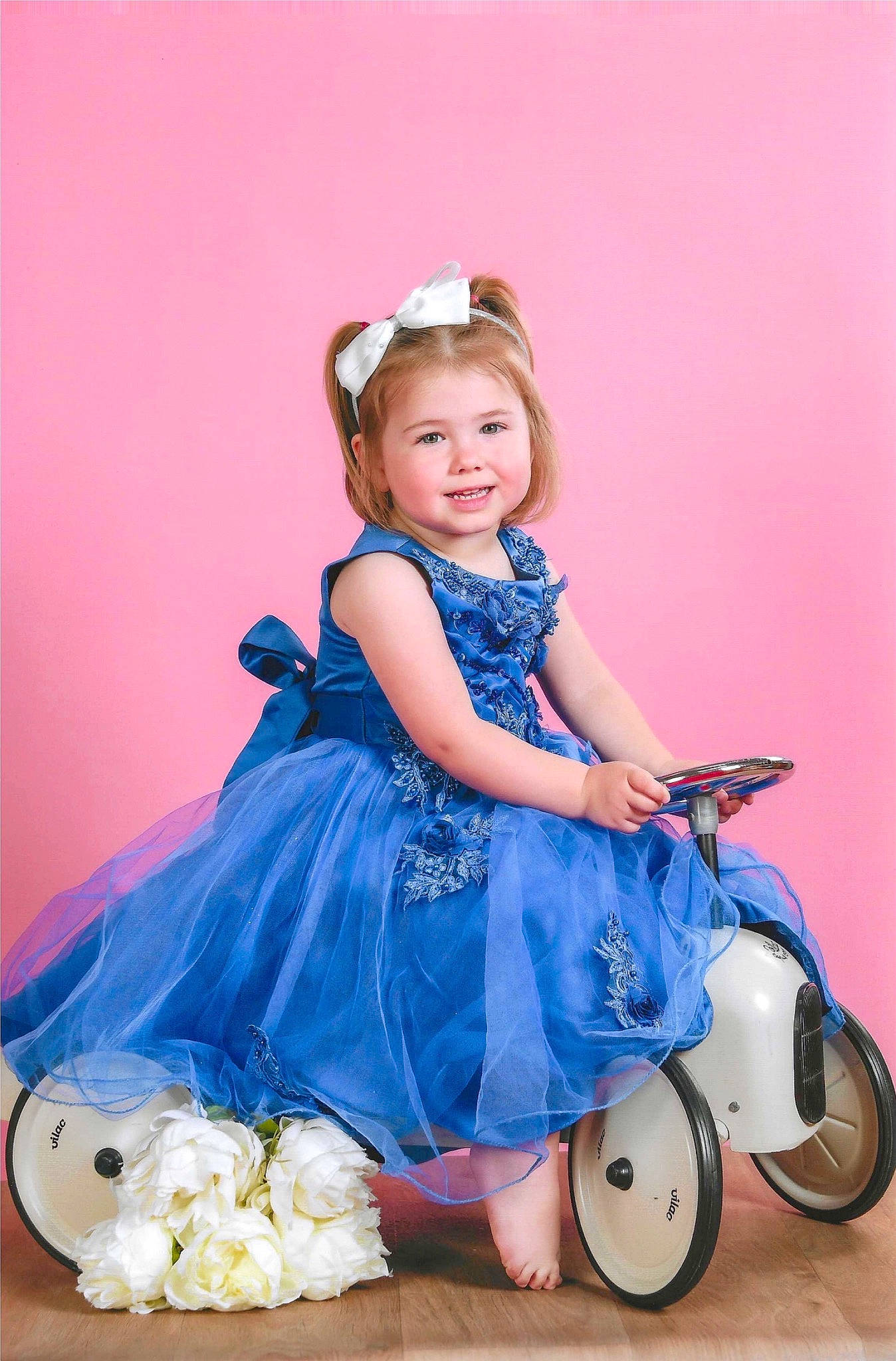 Zoé a rejoint le concours — aidez-le/la à gagner de superbes lots ! baby_toddler_clothing, beauty, child, day_dress, dress, electric_blue, event, flash_photography, footwear, fun, happy, human_leg, joy, person, pink, purple, sitting, smile, tire, toddler