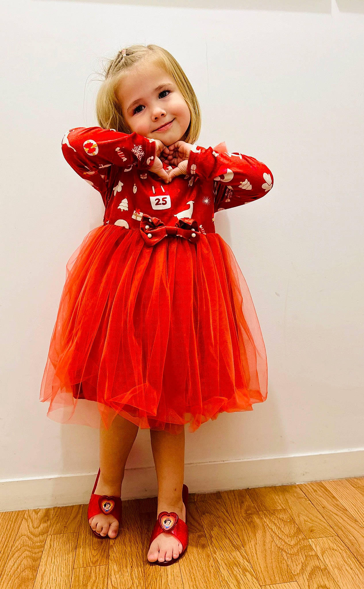 Zoé a rejoint le concours — aidez-le/la à gagner de superbes lots ! baby_toddler_clothing, blond, day_dress, dress, eye, face, flooring, hair, happy, head, human_leg, joy, leg, one_piece_garment, orange, pattern, person, shoe, sleeve, smile