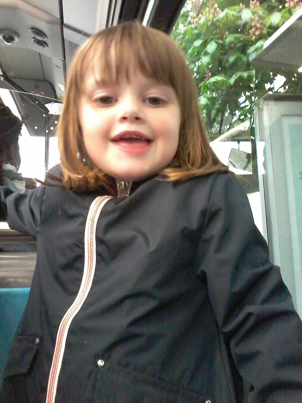 Oxana a rejoint le concours — aidez-le/la à gagner de superbes lots ! child, jacket, outerwear, person, smile