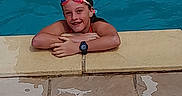Oxana a rejoint le concours — aidez-le/la à gagner de superbes lots ! child, swimming_pool, water, goggles, smile, happy, person, pool_edge, arms, wet_tiles, outdoor, summer, recreation, fun, leisure, portrait, head, face, swimmer, young