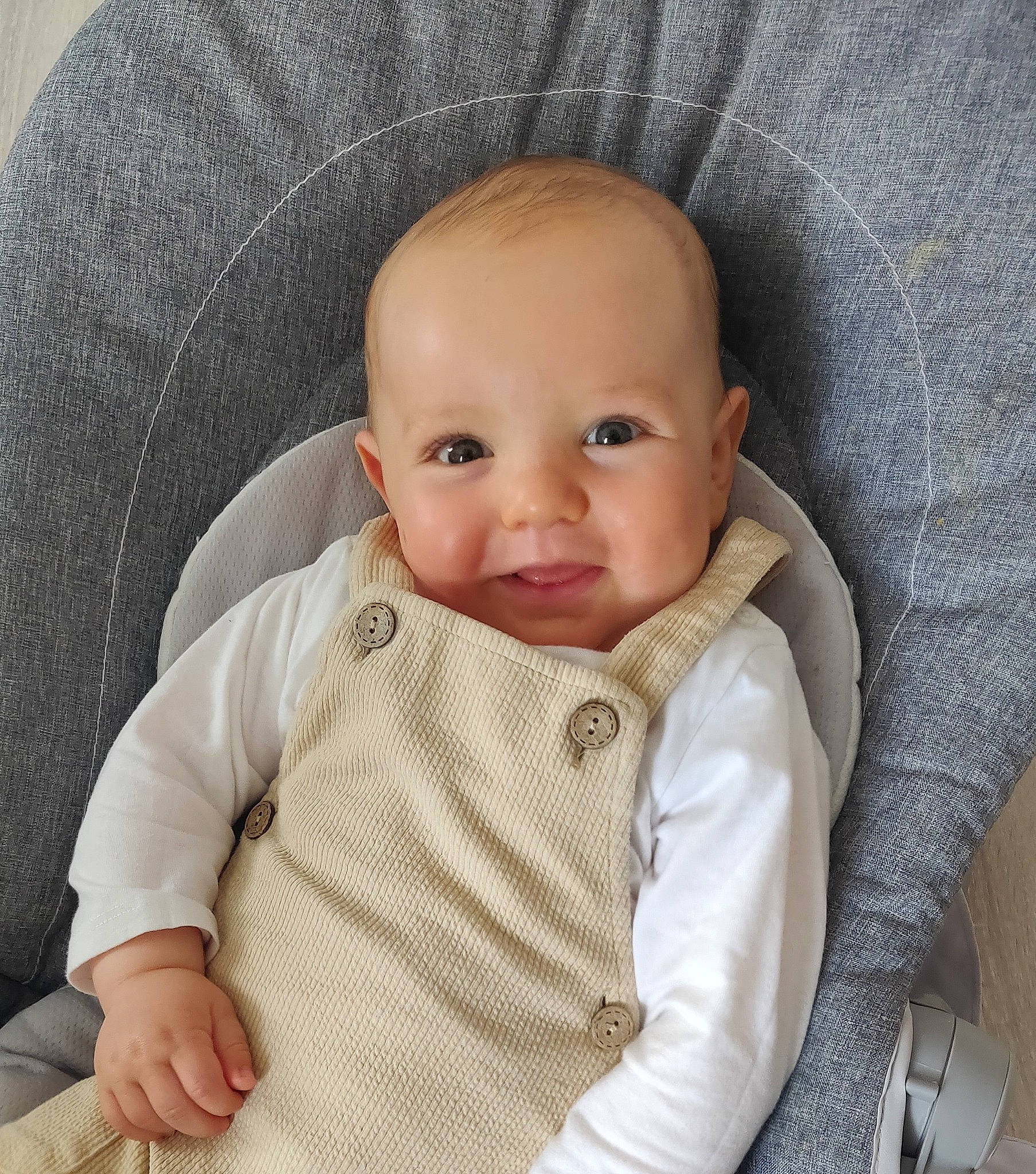 Livio participe au concours pour gagner de l'argent avec cette photo : baby, baby_toddler_clothing, cheek, child, chin, collar, comfort, eye, face, head, headgear, jacket, linens, lip, neck, nose, person, skin, sleeve, smile