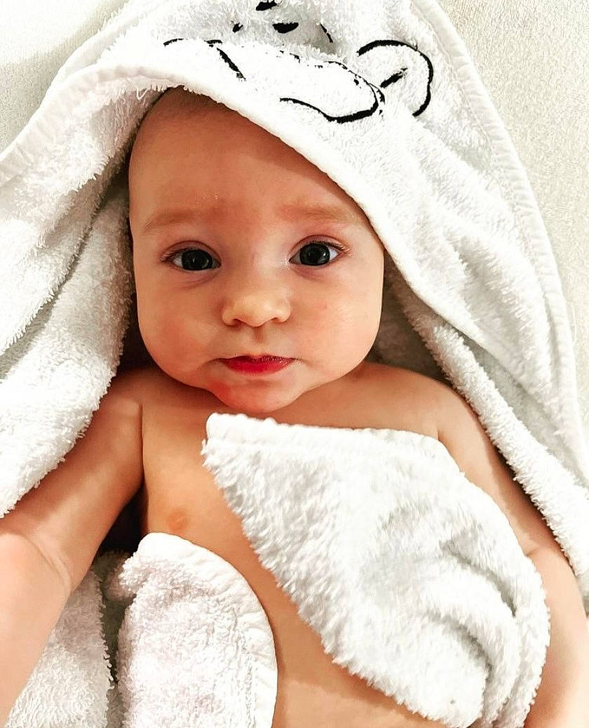 Alba a rejoint le concours — aidez-le/la à gagner de superbes lots ! baby, baby_sleeping, baby_toddler_clothing, cap, chin, comfort, eyebrow, eyelash, face, hair_accessory, happy, headgear, headwear, linens, lip, person, photograph, skin, sleeve, textile