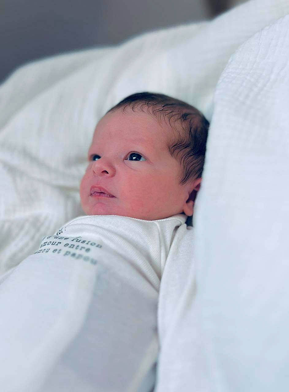 Lyo a rejoint le concours — aidez-le/la à gagner de superbes lots ! baby, baby_toddler_clothing, bedding, cheek, child, comfort, event, eyebrow, eyelash, fur, happy, iris, linens, nose, person, portrait_photography, room, sitting, skin, smile