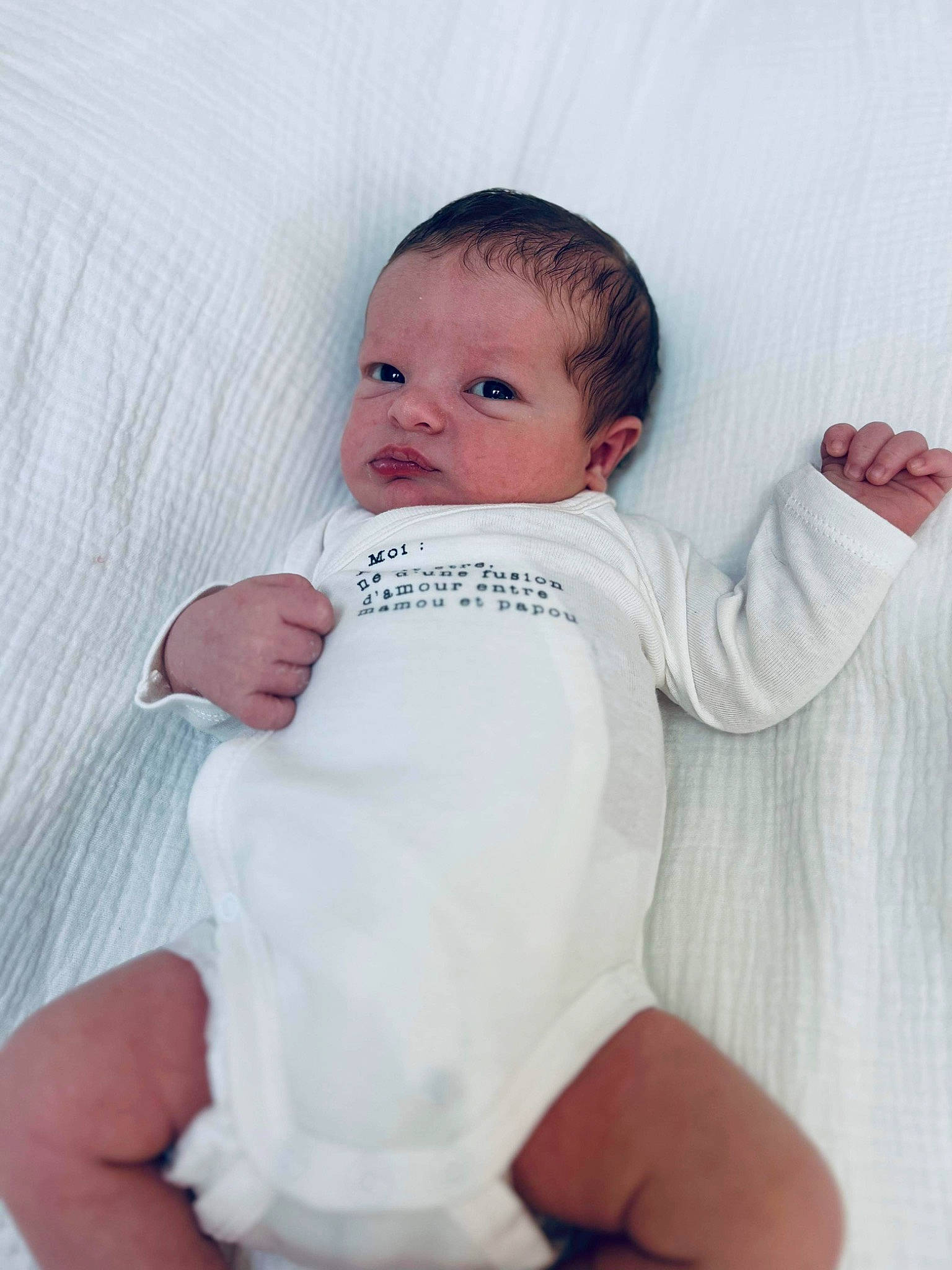 Lyo participe au concours pour gagner de l'argent avec cette photo : baby, baby_toddler_clothing, cheek, child, comfort, elbow, finger, foot, gesture, happy, human_body, linens, nail, person, sitting, skin, sleeve, stomach, thumb, toddler
