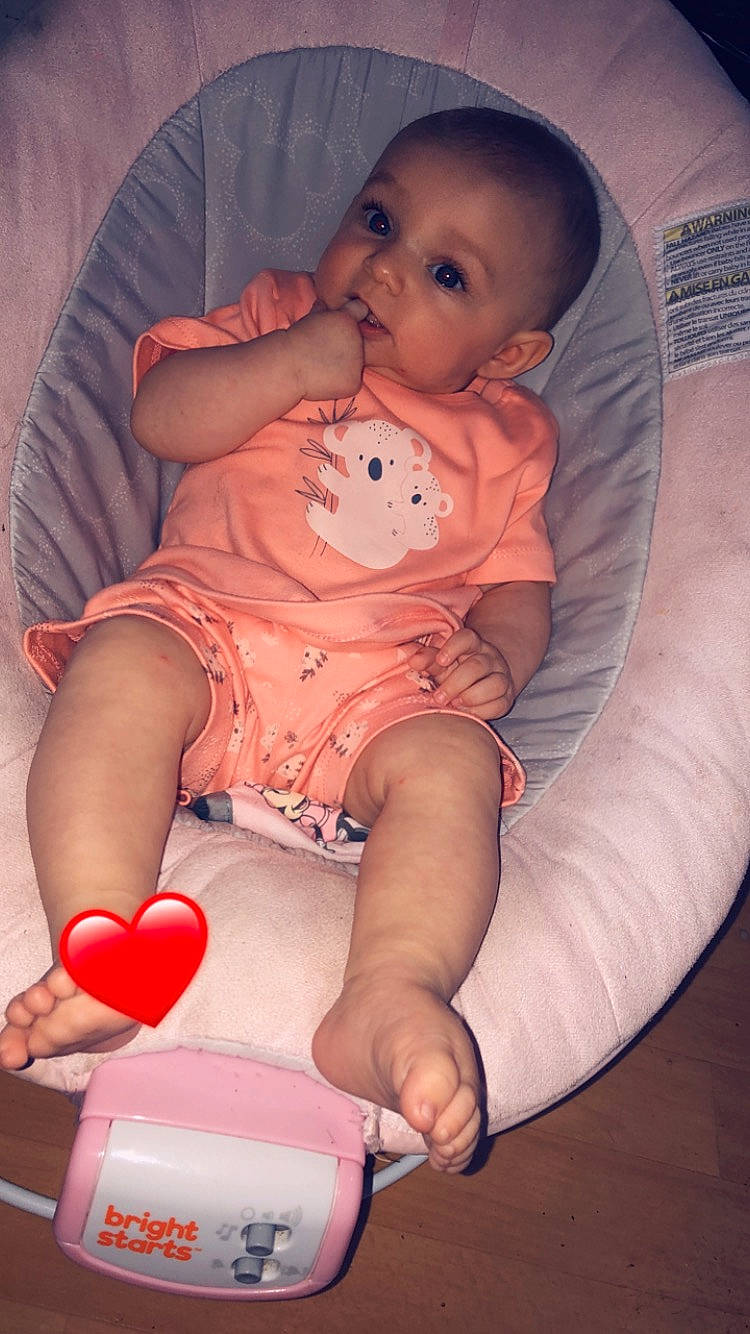 Noélya participe au concours pour gagner de l'argent avec cette photo : arm, baby_toddler_clothing, cheek, comfort, facial_expression, finger, hand, head, human_body, leg, lip, mouth, nose, organ, person, photograph, pink, product, skin, stomach