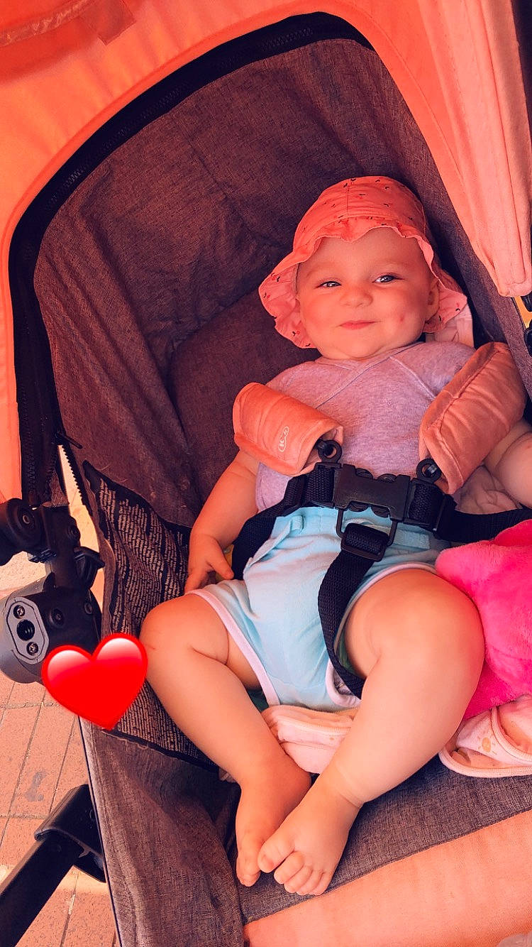 Noélya participe au concours pour gagner de l'argent avec cette photo : chair, comfort, facial_expression, fashion, fun, hairstyle, headwear, human_body, lap, leg, leisure, mammal, mouth, person, pink, product, red, shorts, skin, smile