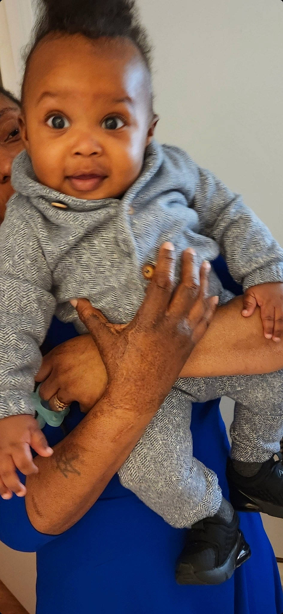 Malik is registered to the contest to win money with this photo: blue, cheek, eye, finger, gesture, hand, happy, head, human, human_body, iris, joint, lip, mouth, nail, nose, organ, person, skin, thumb