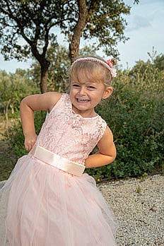 Alycia a rejoint le concours — aidez-le/la à gagner de superbes lots ! baby_toddler_clothing, bridal_party_dress, day_dress, dress, eye, face, formal_wear, fun, grass, hair, happy, head, human_body, joy, people_in_nature, person, plant, sky, sleeve, smile