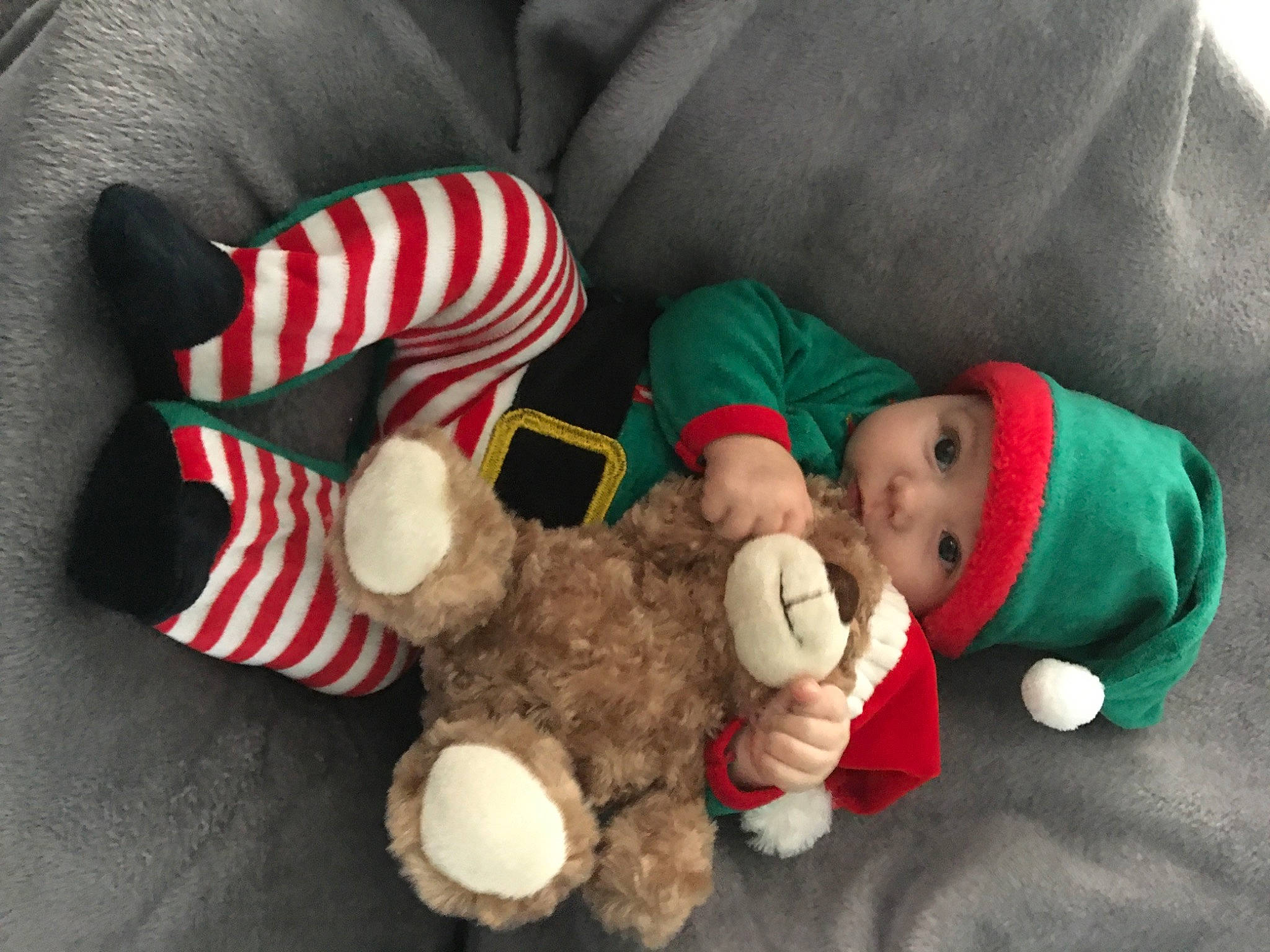 Savannah participe au concours pour gagner de l'argent avec cette photo : baby_products, baby_toddler_clothing, baby_toys, christmas, comfort, couch, fictional_character, headwear, living_room, person, plush, stuffed_toy, teddy_bear, textile, toy