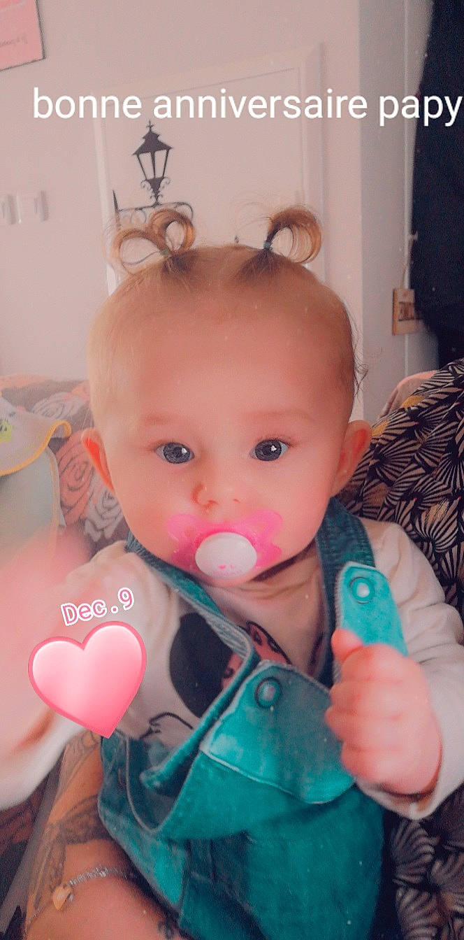 Myliana participe au concours pour gagner de l'argent avec cette photo : baby, baby_toddler_clothing, cheek, eye, eyelash, finger, gesture, hand, happy, human_body, iris, lip, mouth, nose, person, pink, skin, textile, thumb, toddler