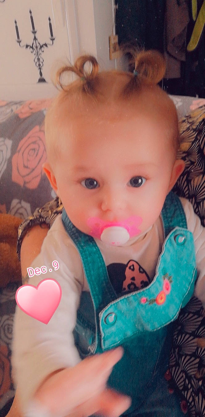 Myliana participe au concours pour gagner de l'argent avec cette photo : arm, baby, baby_toddler_clothing, cheek, dress, ear, eye, eyelash, hand, happy, human_body, iris, lip, mouth, neck, nose, organ, person, pink, skin